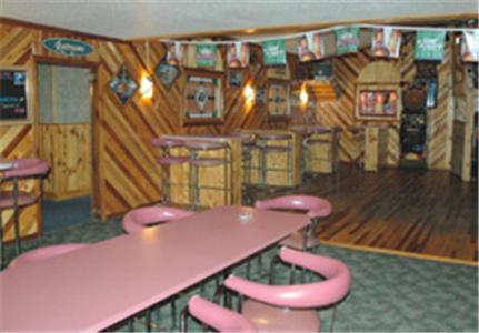 Zellar'S Village Inn Newberry Exterior photo